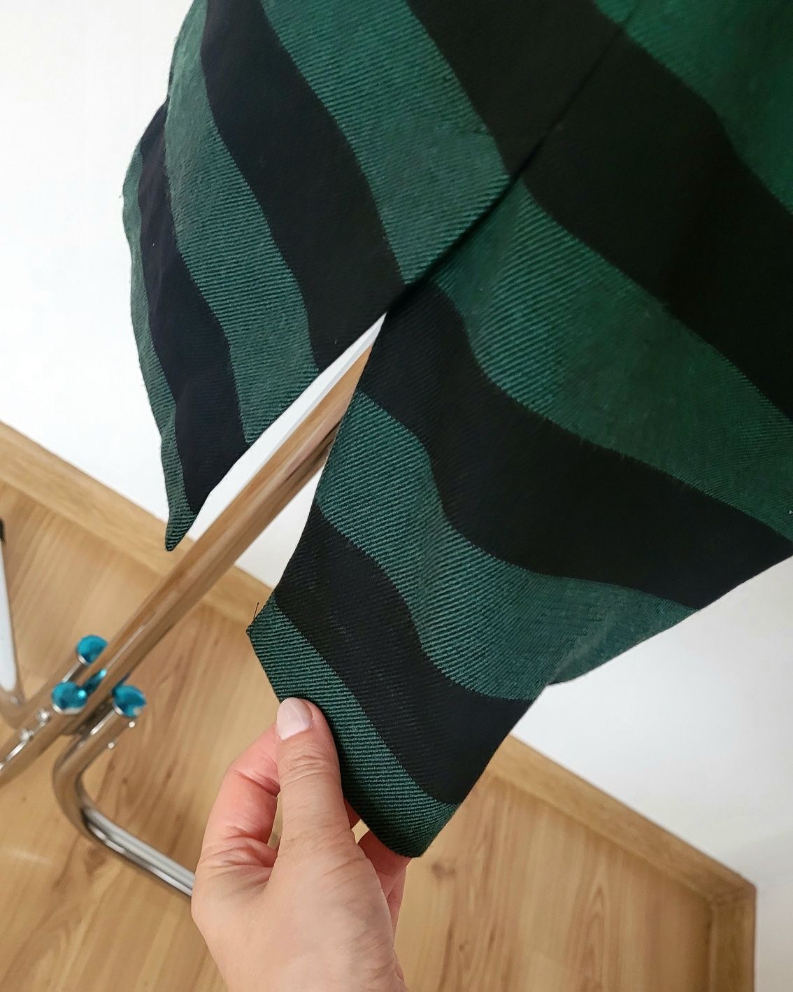 Nowa piękna elegancka sukienka midi bez rękawów w poziome paski M