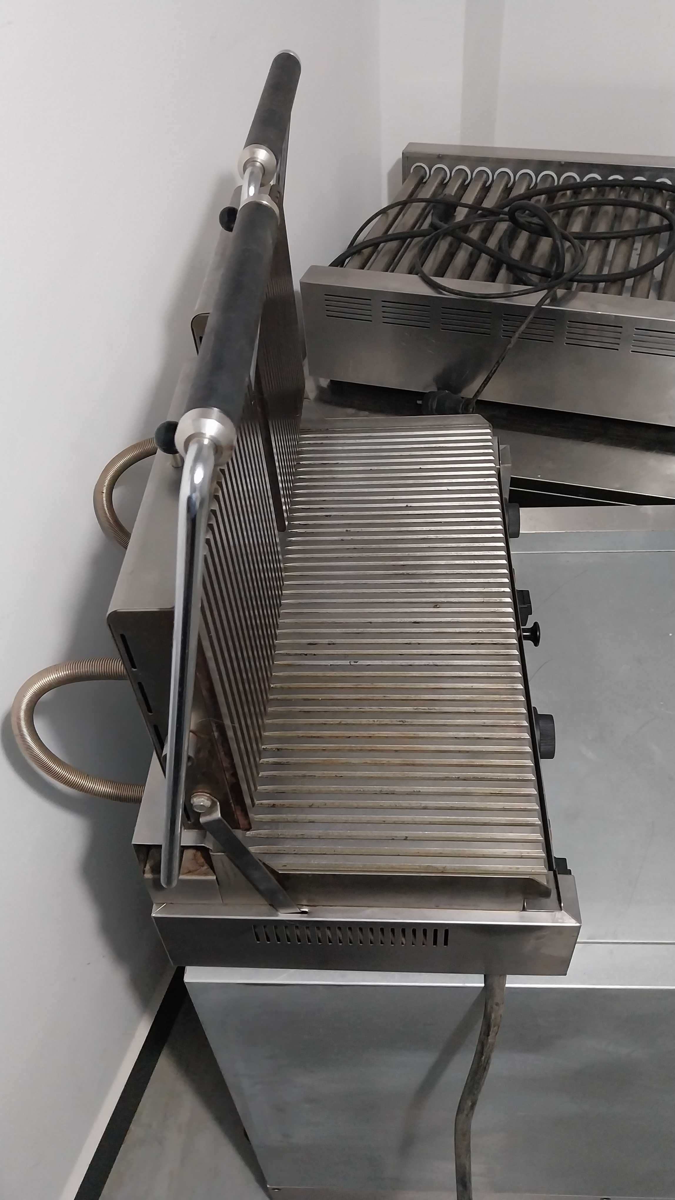 Grill kontaktowy ryflowany podwójny profesjonalny RM Gastro PD-2020R