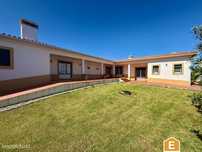 Moradia T4 com garagem, cave e jardim - a 5 min. da Foz do Arelho