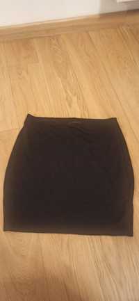 Czarna spódnica na gumkę marki Amisu w rozmiarze S/M