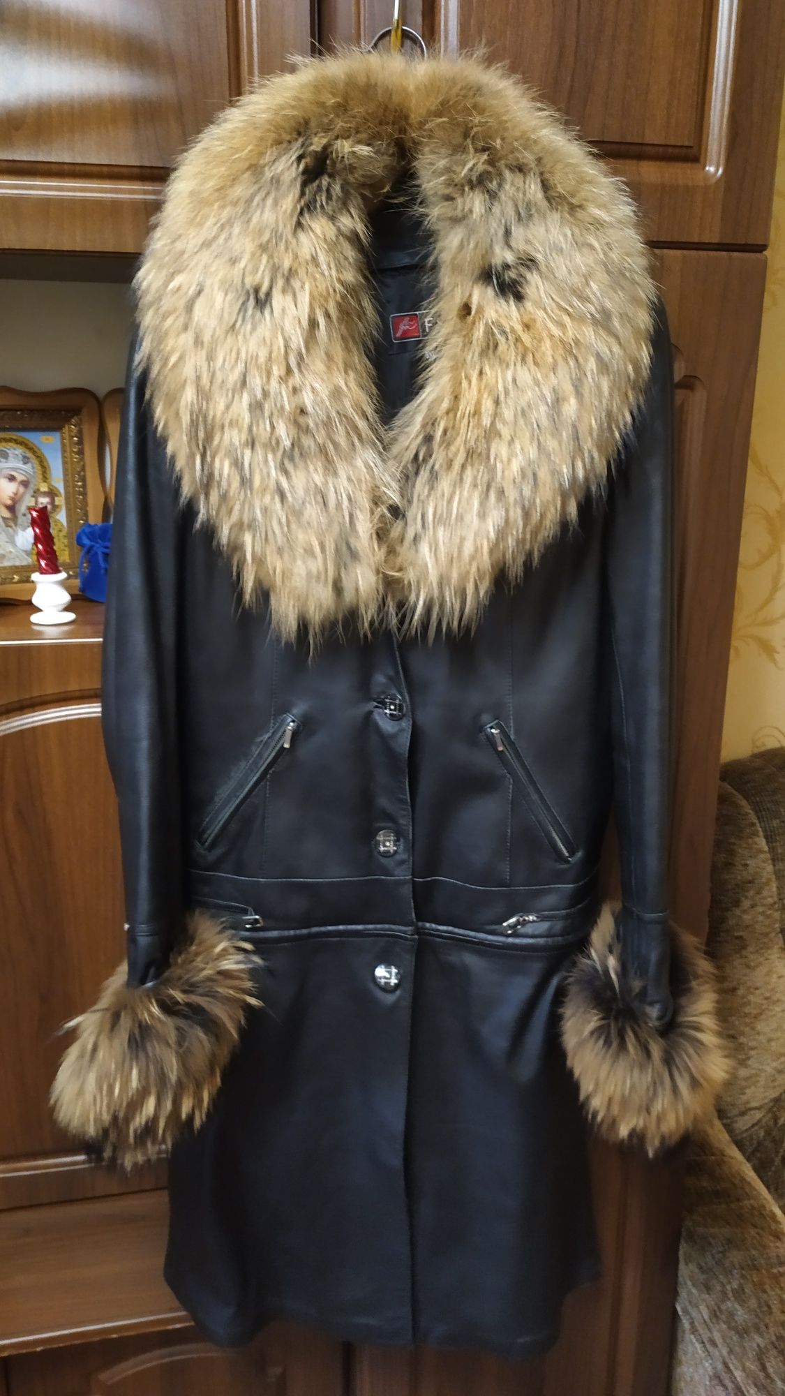 Продам жіноче шкіряне пальто з натуральним хутром
