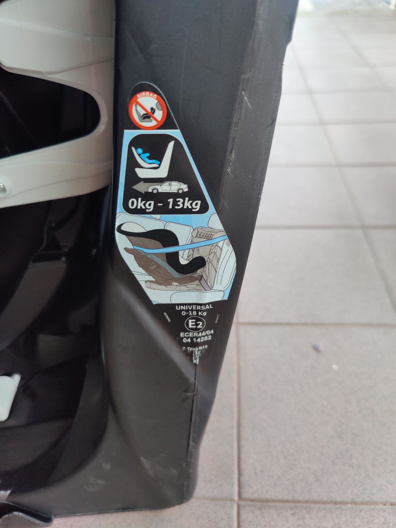 Cadeirinha auto bebe/criança rotativa universal.
É usado em bom estado