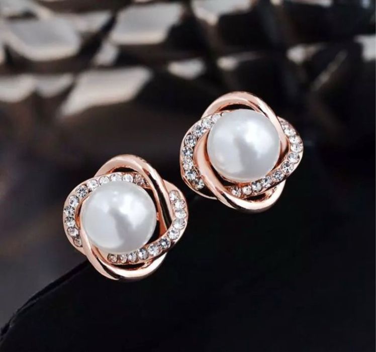 Brincos em prata dourada novos.