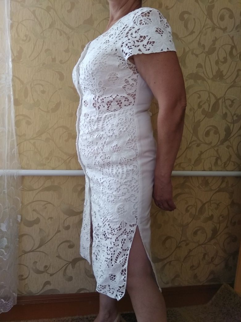 Очень красивое белое платье, сарафан, может быть как свадебное