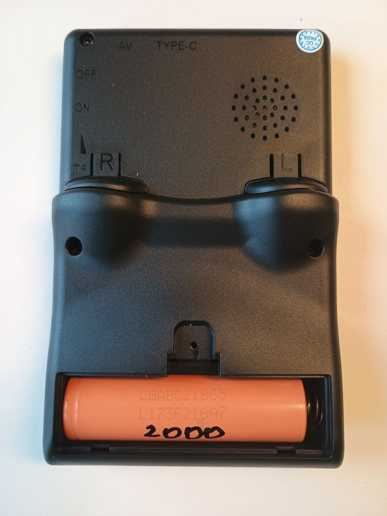 konsola data frog GB300 v2 emulator multicore gier GBA NES nie R36S