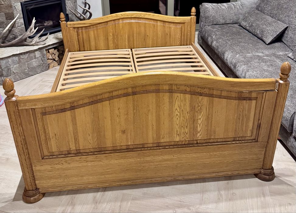 Дубове ліжко, двоспальне і дві приліжкові дубові тумби