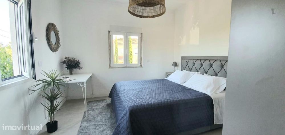 721431 - Ótimo quarto com cama de casal na...