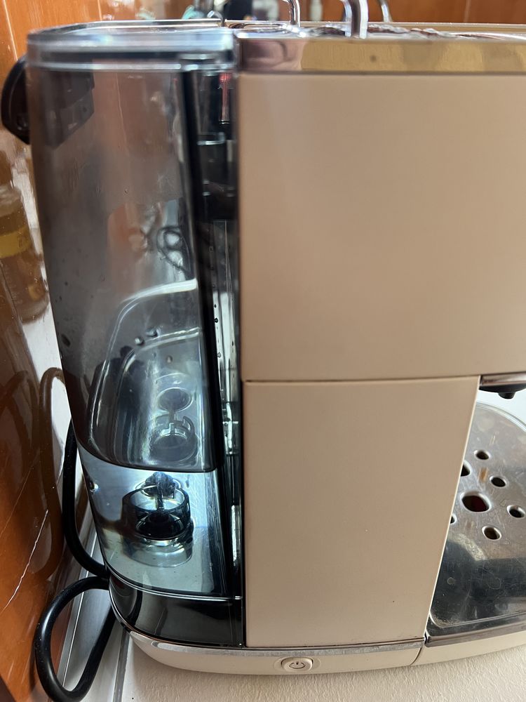 Кавова машина Delonghi ECI341W