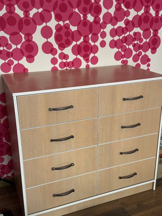 Комод з шухлядами