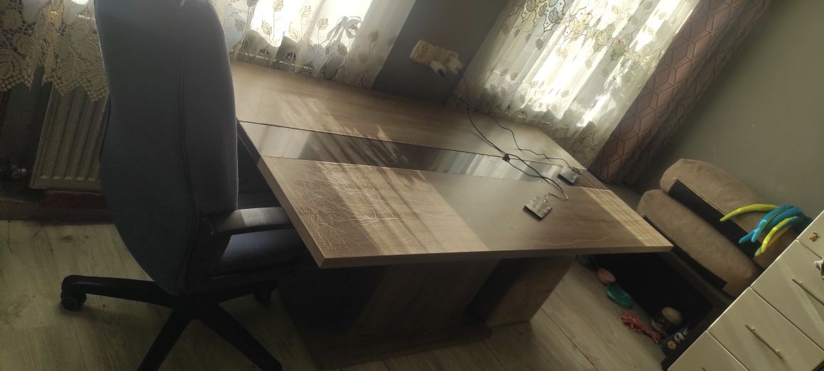 Stół na kolumnie do salonu nie rozkładany
