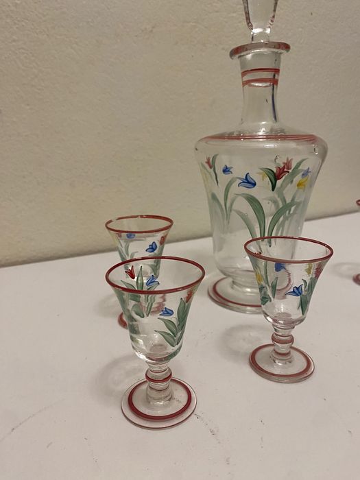 Copos de licor e garrafa pintados a mão vintage retro antigos