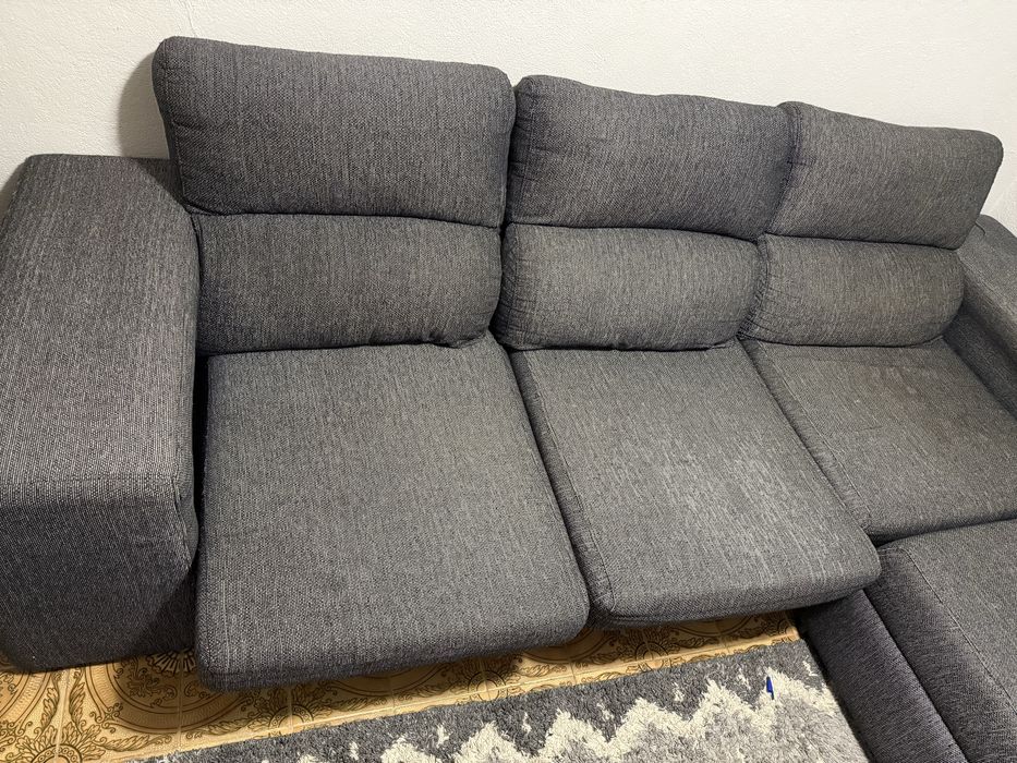 Sofa com encosto articulado e arrumação, assentos reversivel