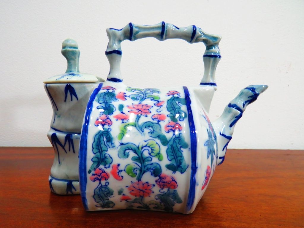 Bule em porcelana.