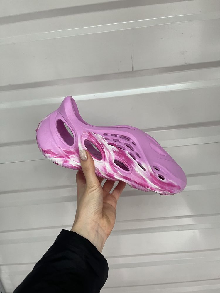 Жіночі розові шльопанці-сланці Yeezy Foam Runner Pink кроссовки