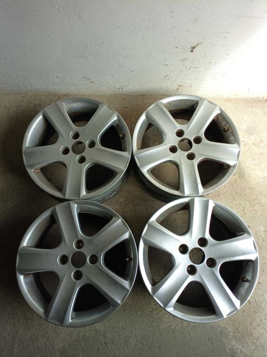 Sprzedam felgi 16" – solidne, w dobrym stanie!