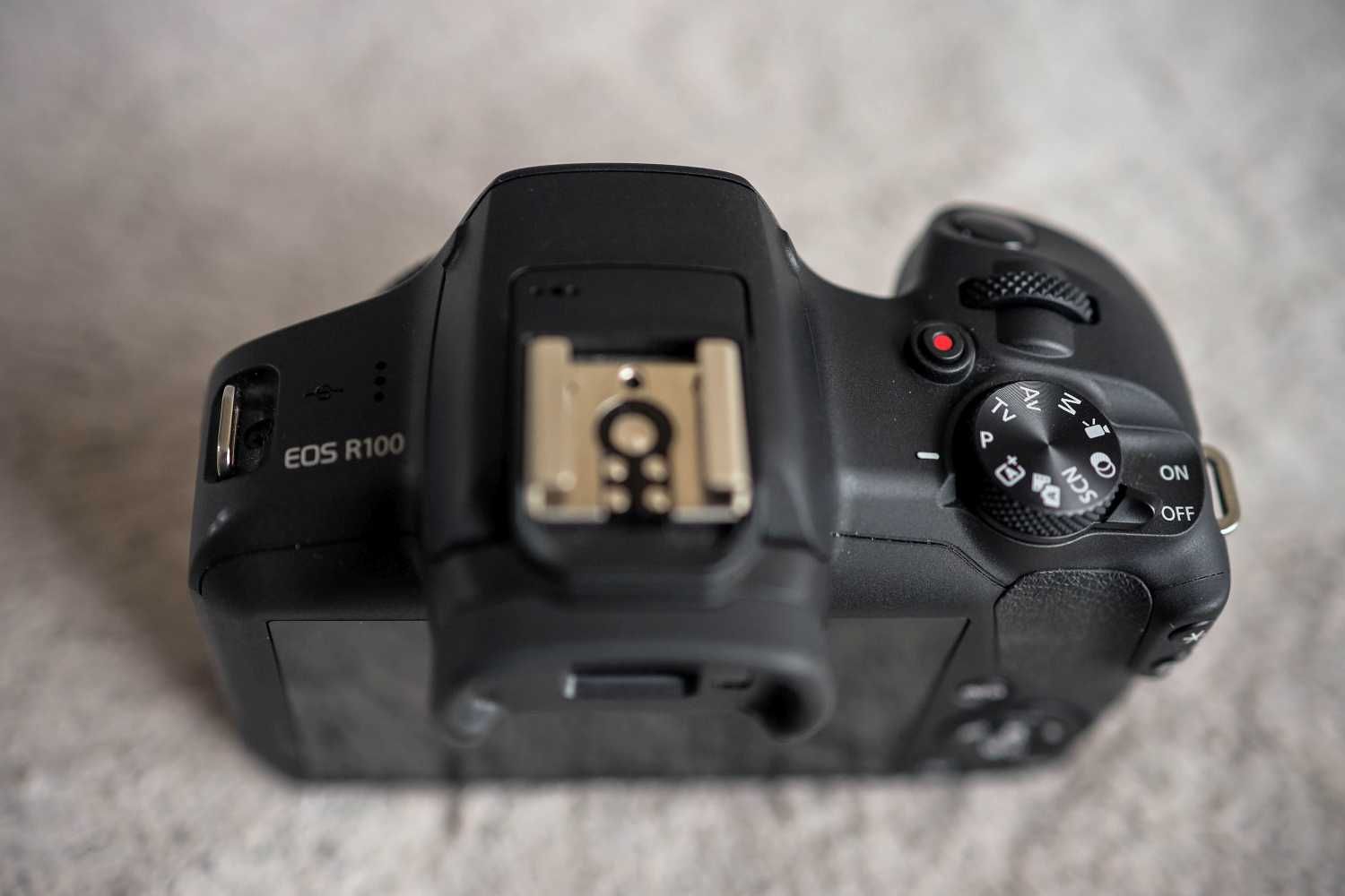 CANON EOS R100 - IDEAŁ, jak nowy - raz użyty. Bezlusterkowiec