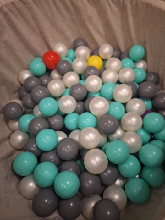 Suchy basen z piłkami