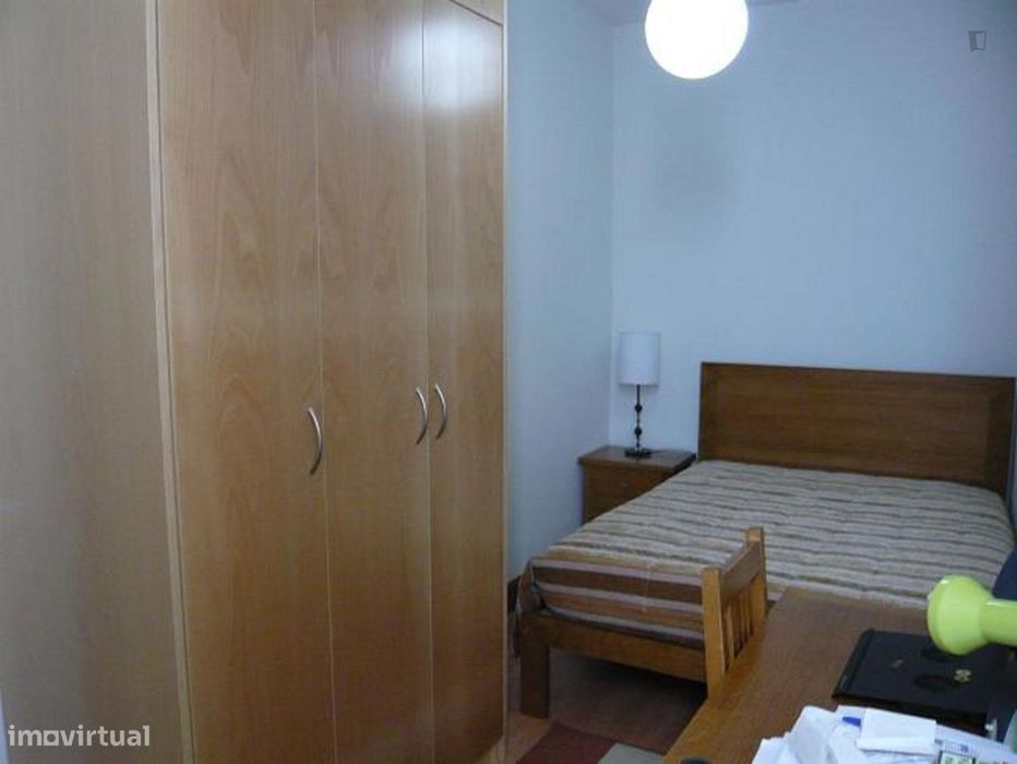 70914 - Quarto com cama de casal, com casa de...