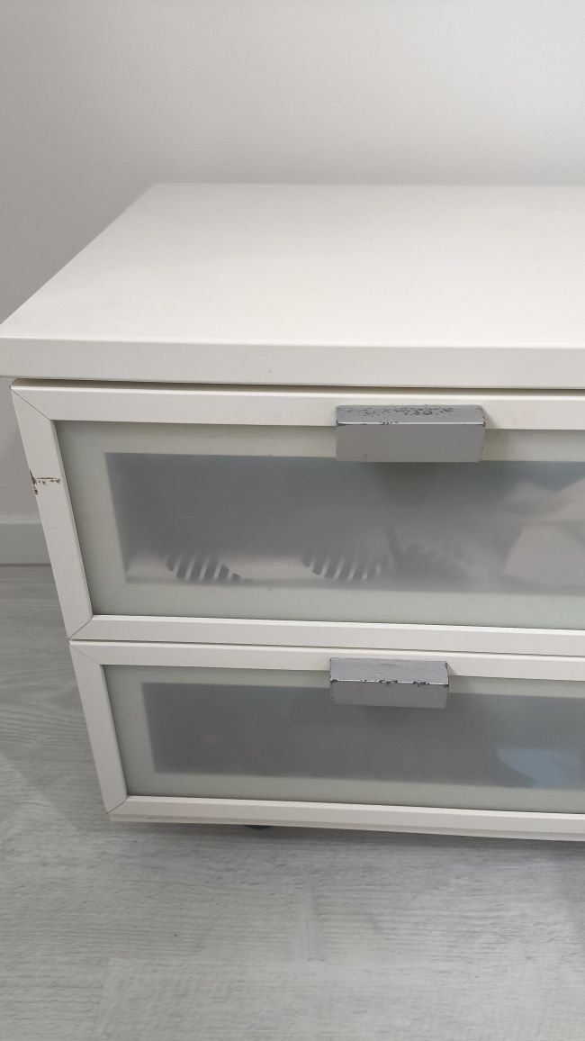 Cama casal (sem colchão) + 2 mesas de cabeceira – €50 + €20