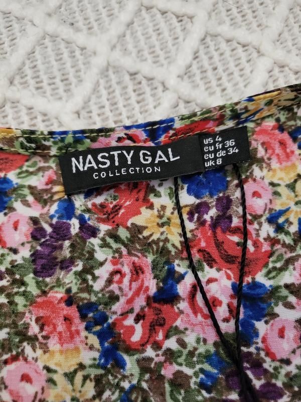 Цветочное миди платье с кокеткой на талии Nasty Gal