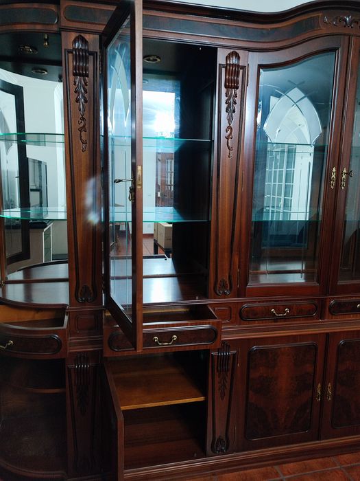 Cristaleira elegante em madeira de nogueira