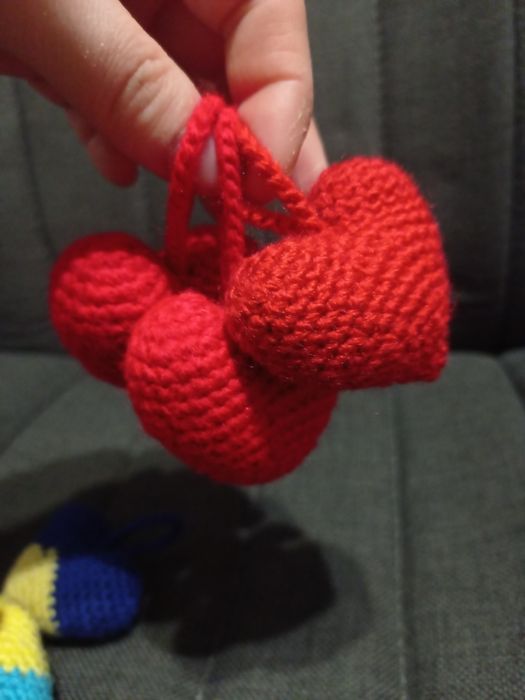 В'язані брелки серця жабка гусь капібаро