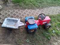 Traktor z przyczepą na podwórko