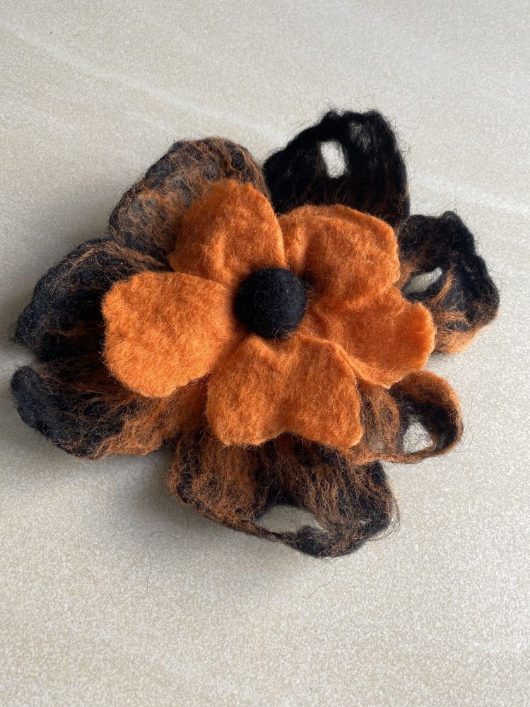 Broszka z wełny merynosów handmade duża