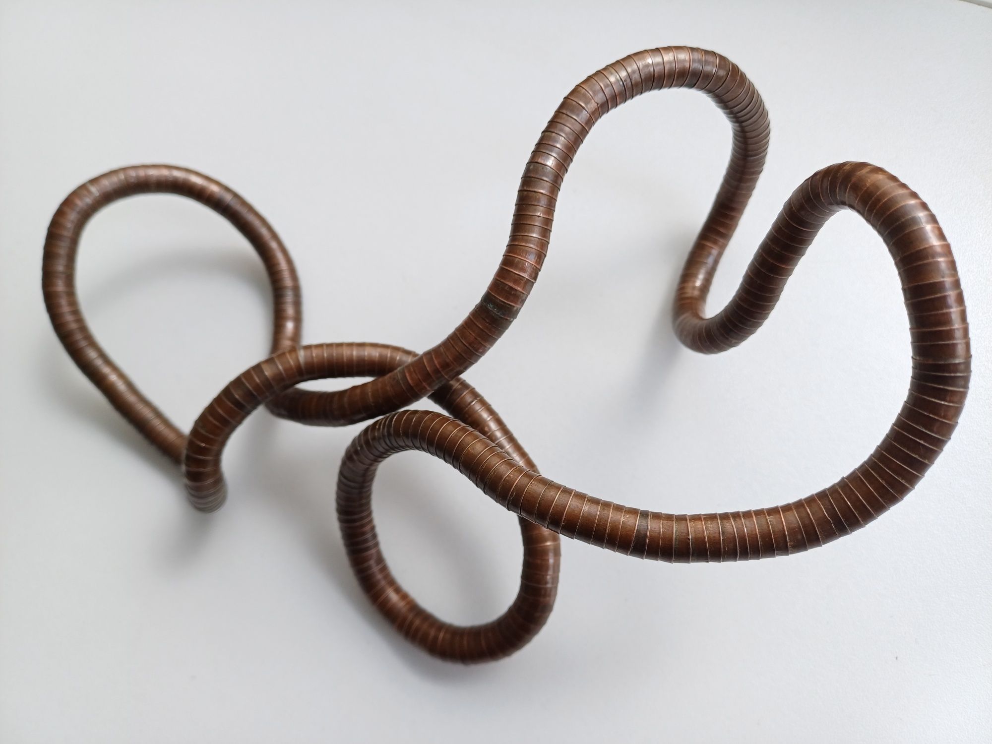 Colar cobra (snake necklace), maleável, de tom acobreado/cobre