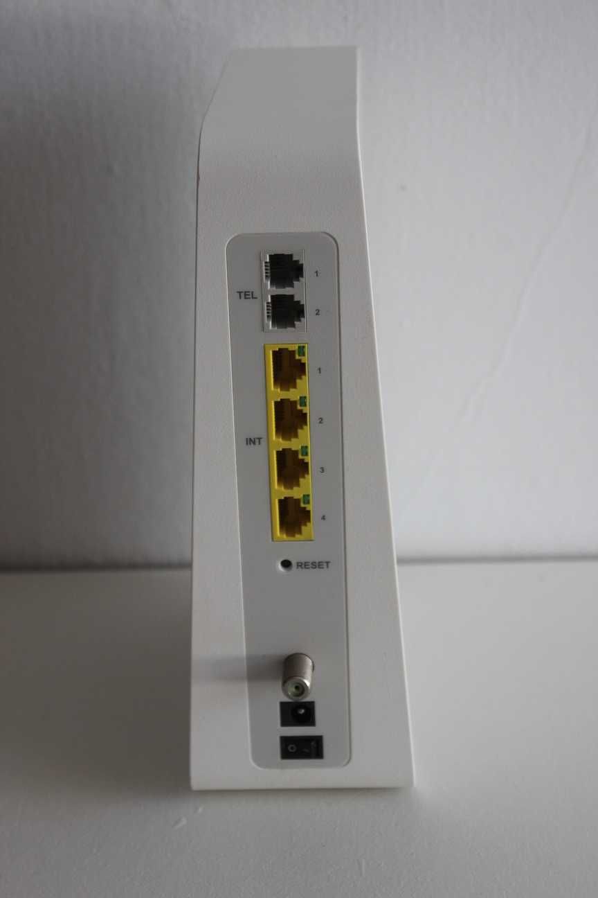 Router WI-FI CBN CH7465LG-LC - Komplet