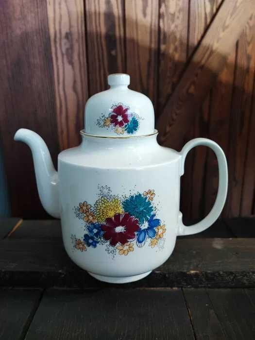 Porcelanowy dzbanek do herbaty Henneberg GDR