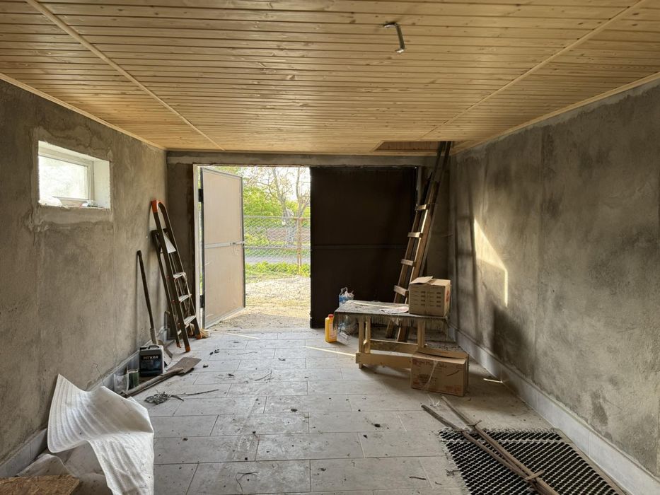 Гараж,земельна ділянка,літня кухня,підвал,горище.