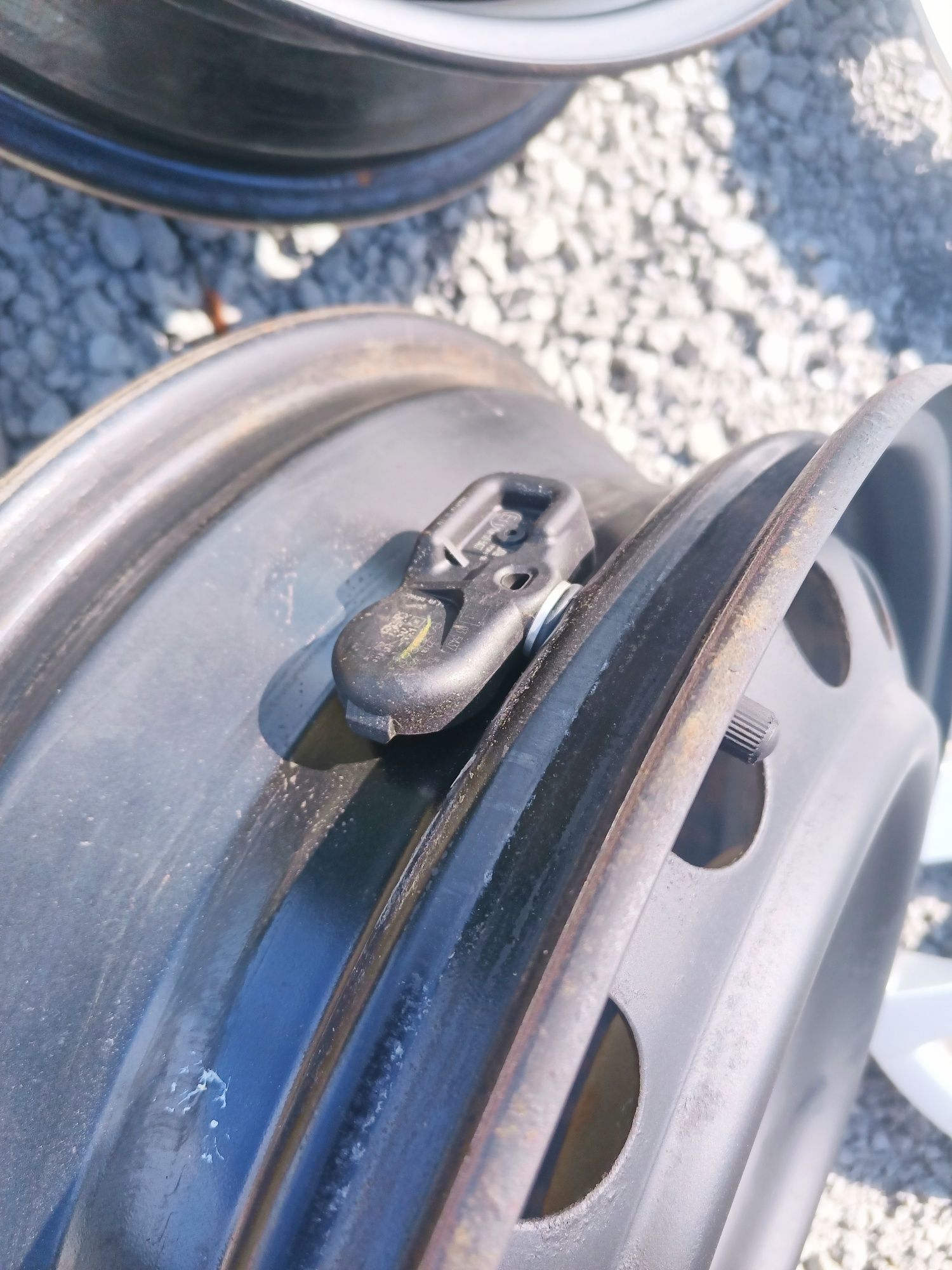 15" 4x100 ET39 5J z czujnikami TPMS i kołpakami oryginalny zestaw.