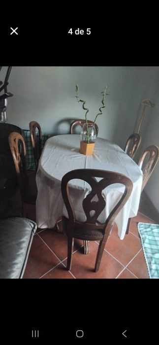 Mesa com 6 cadeiras em madeira