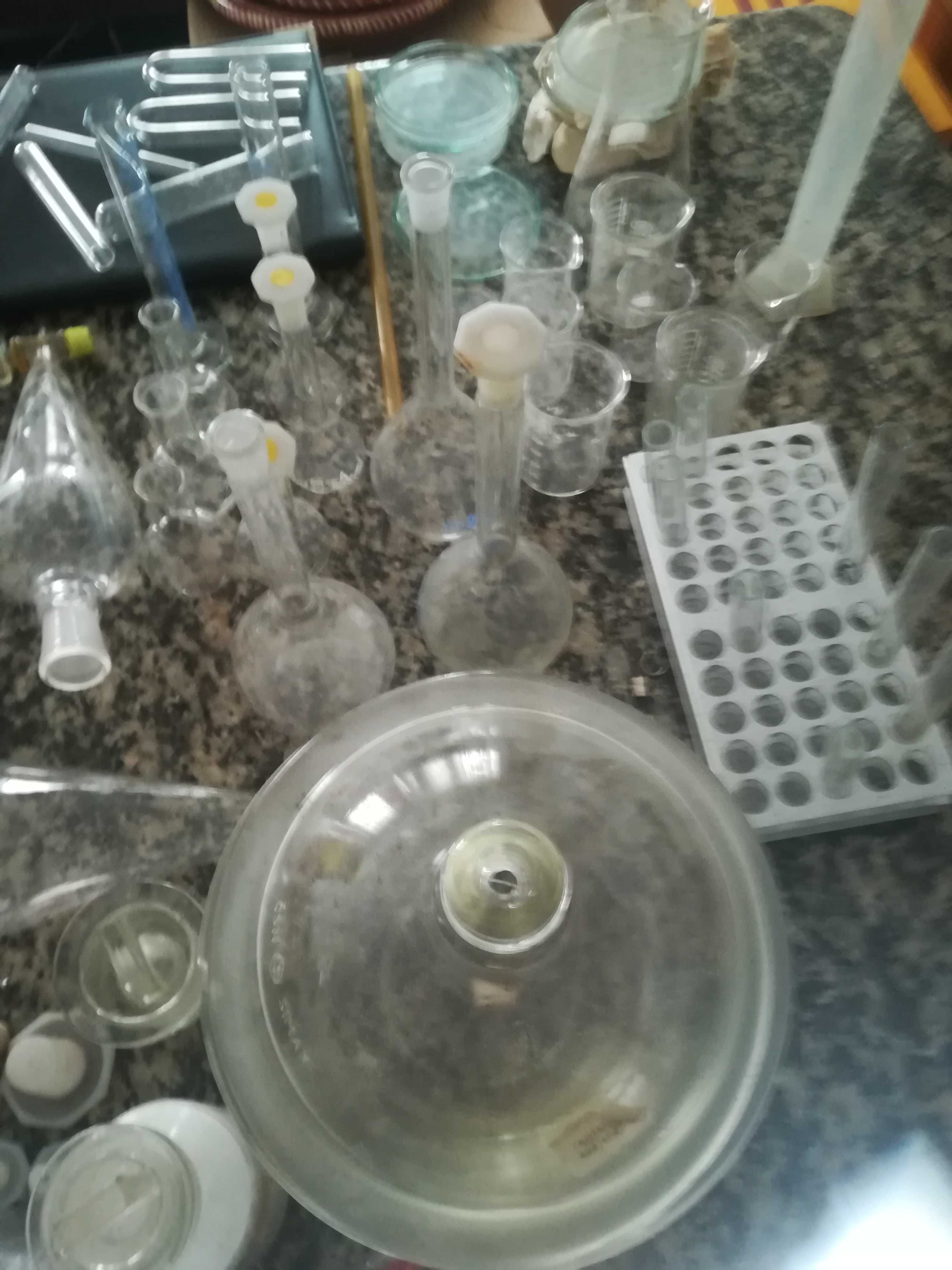 Frascos de vidro de laboratório entre outras coisas. Antiguidades