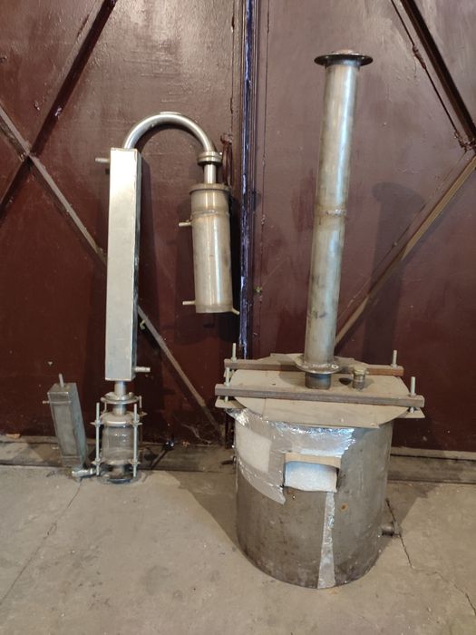 Ректіфікаційная колона з кубом.