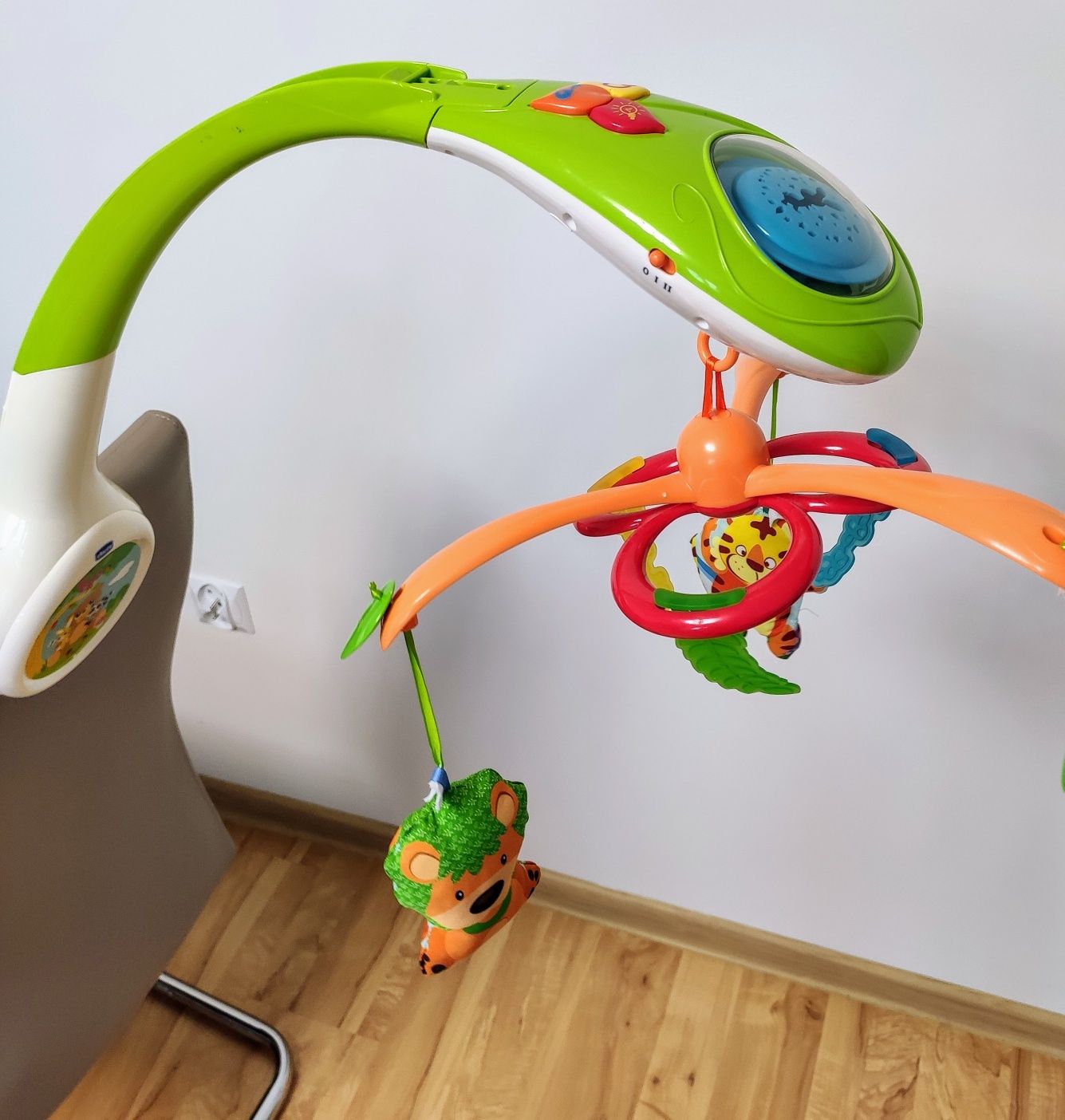 Chicco KARUZELA na ŁÓŻECZKO Magiczny Las Projektor LED interaktywny
