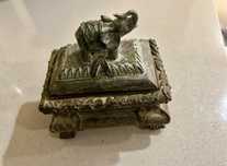 Caixa decorativa / porta joias com figura de elefante