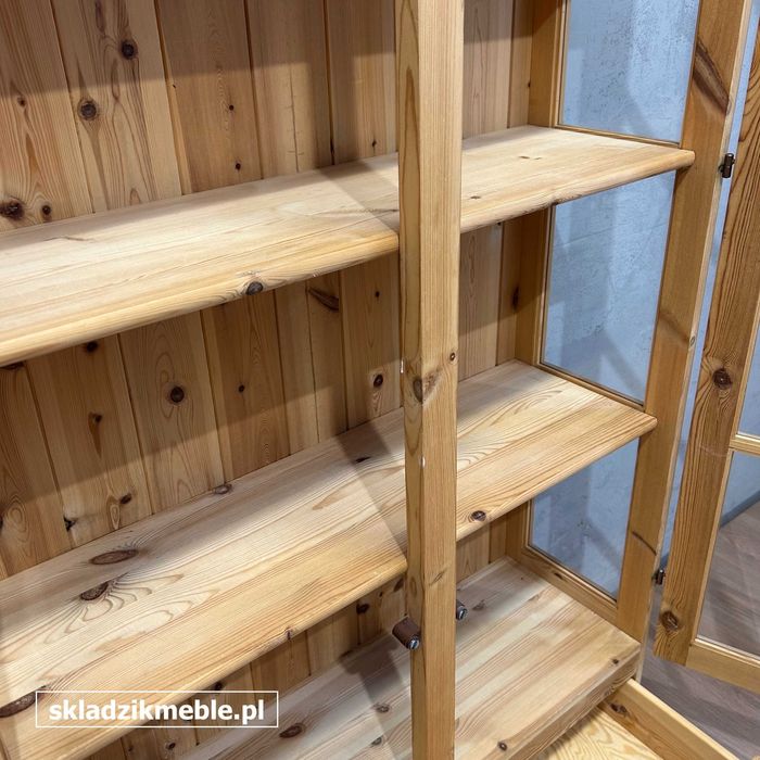 061025 Witryna sosnowa przeszklona, biblioteczka z jedną szufladą.