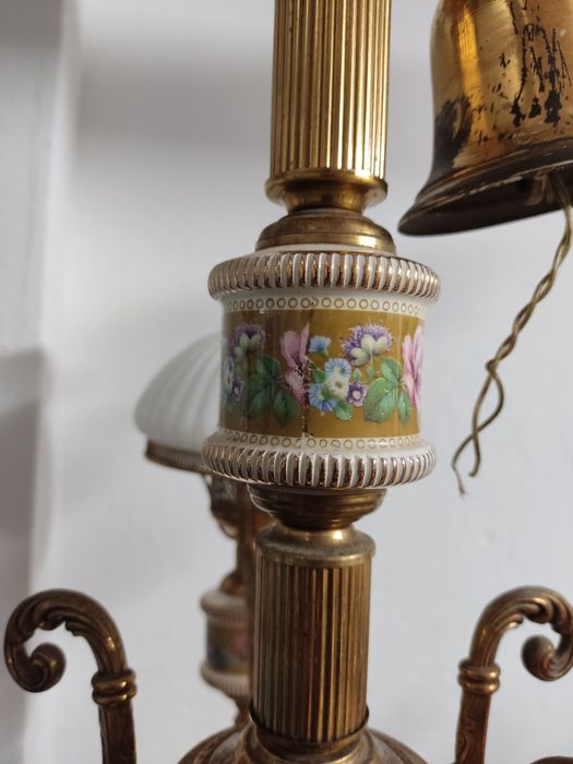 Elegante candeeiro com vidro e porcelana