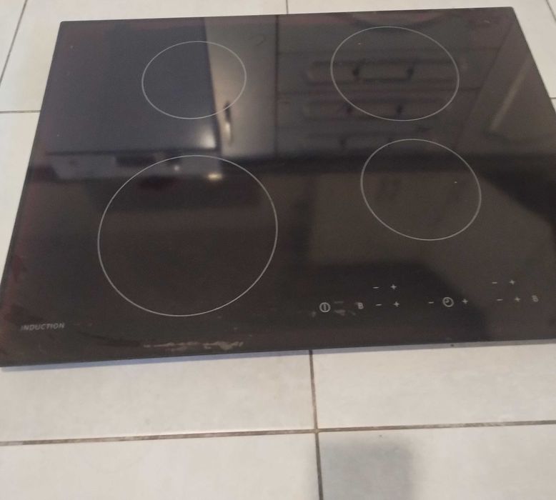 Płyta indukcyjna uszkodzona błąd E9