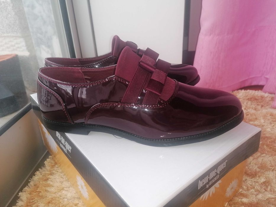 Sapatos brilhantes bordoux