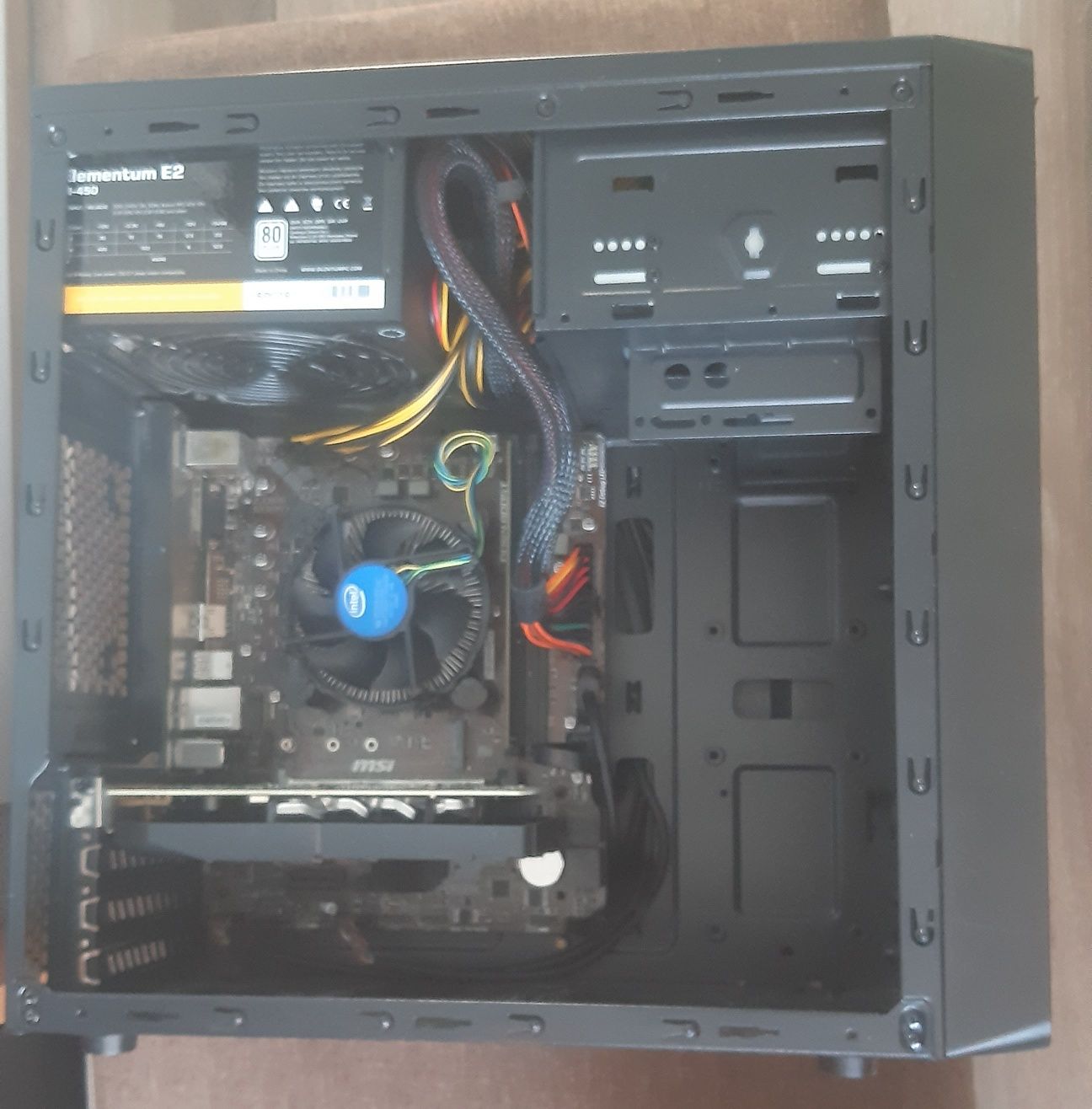 Sprzedam komputer i3 8100, b365m, 8 gb ddr4