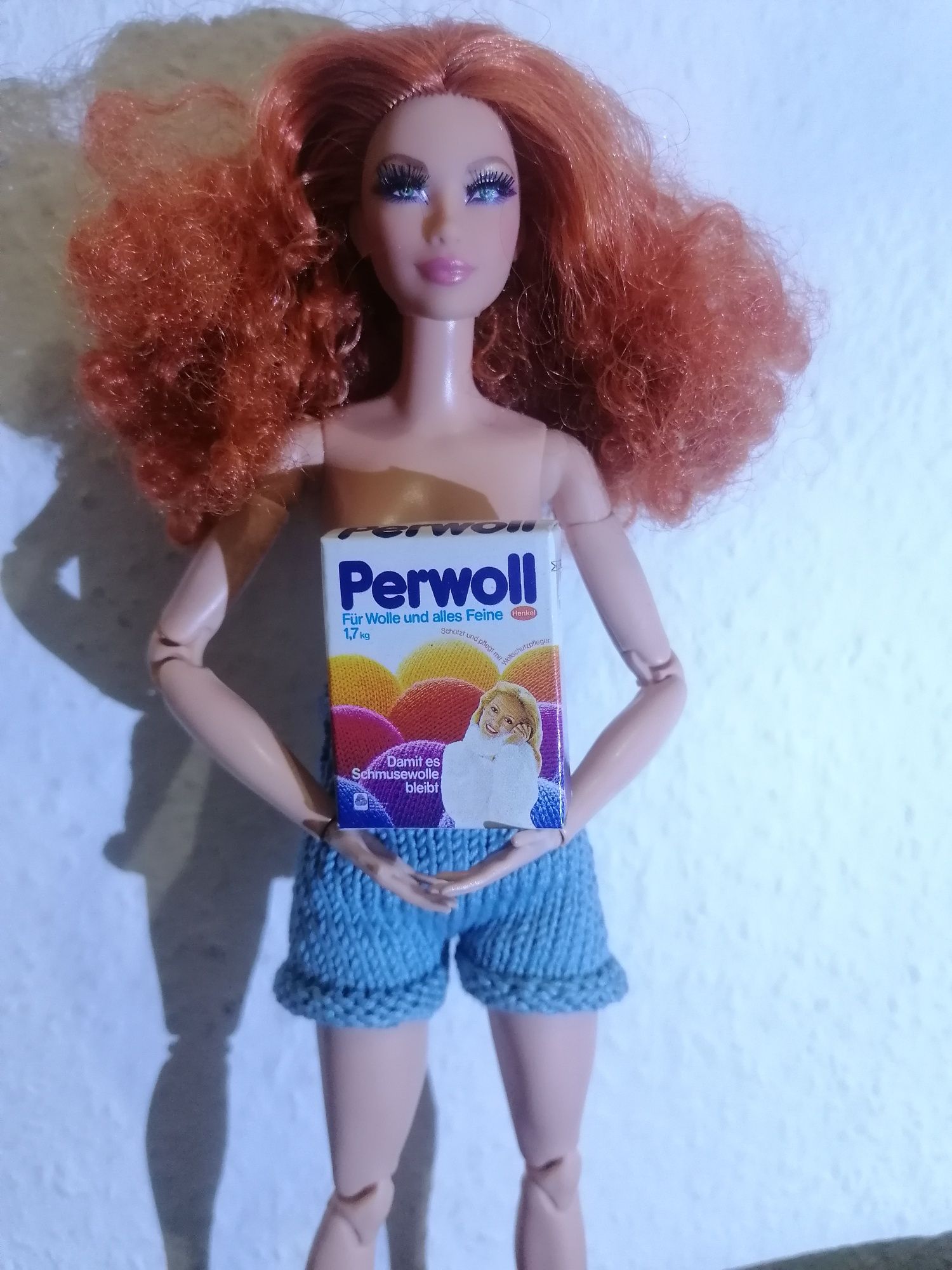 Мініатюрна упаковка порошку Perwoll для ігрових пригод з куклами Барбі