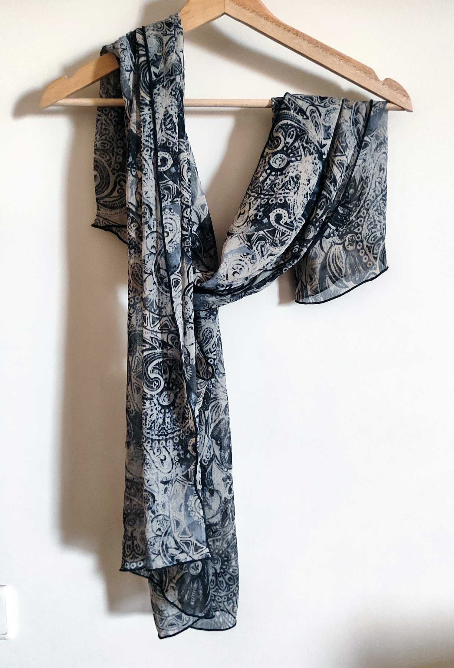 Lenço e colete estampado