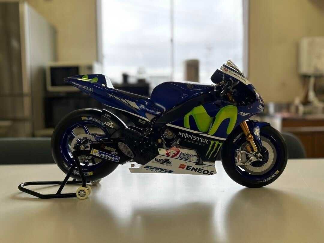 YAMAHA YZR-M1 Valentino Rossi Escala 1/4 POR MONTAR Altaya