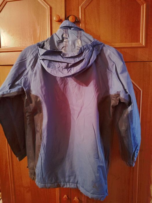 Куртка синього кольору для хлопчика.