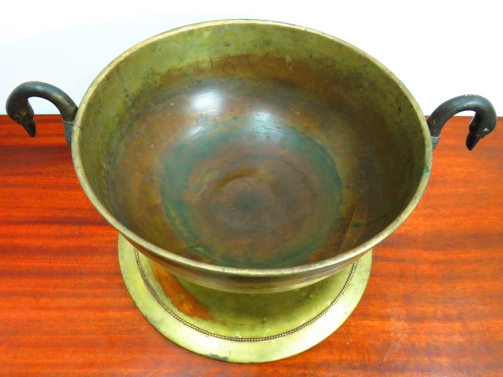 Centro de mesa com pegas em forma de gansos.