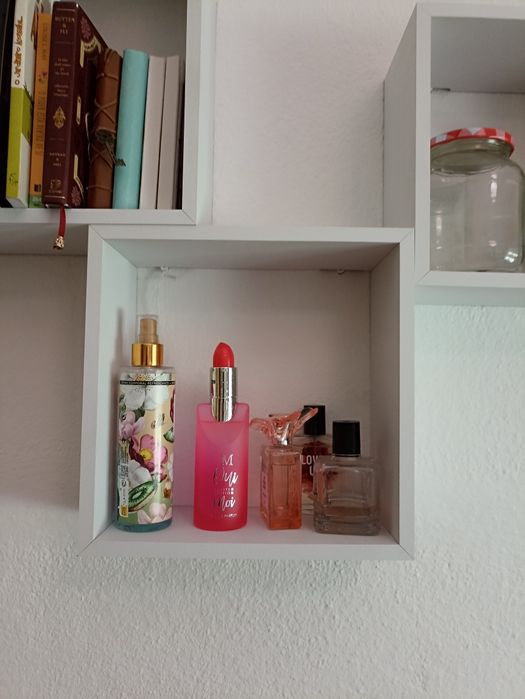 Conjunto de três estantes