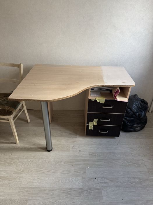 Продам письменный стол с полкой